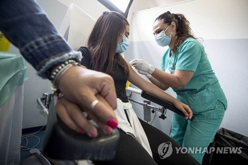 6일(현지시간) 이탈리아 라치오주 한 코로나19 백신센터의 접종 모습. [EPA=연합뉴스]